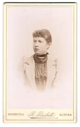 Fotografie R. Przibill, Altona, Reichenstrasse 18, junge Frau in Puffärmelkleid