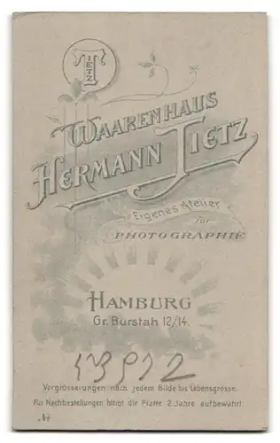 Fotografie Hermann Tietz, Hamburg, Gr. Burstah 12 /14, junges Fräulein in weissem Kleid