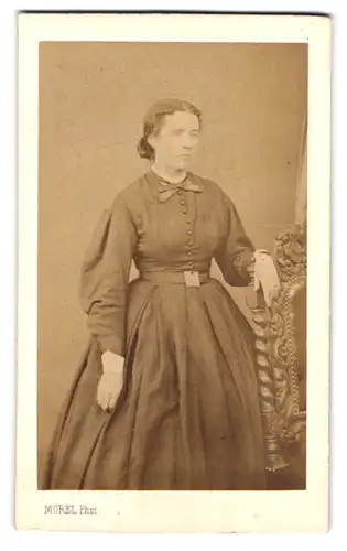 Fotografie Morel, Port Neuilly, Boulevard Militaire 2, junge Frau in schlichtem Kleid