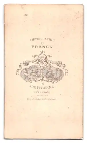 Fotografie Atelier Franck, Paris, junge Frau mit freundlichem Lächeln