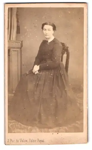 Fotografie L. Laporte, Paris, 2 Rue de Valois, bürgerliche Dame in schlichtem Kleid