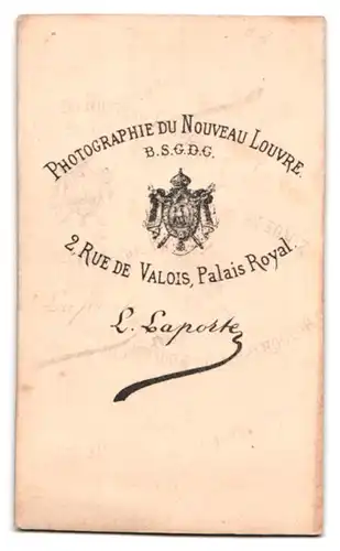 Fotografie L. Laporte, Paris, 2 Rue de Valois, bürgerliche Dame in schlichtem Kleid