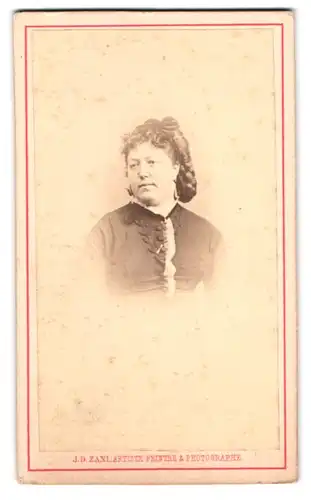 Fotografie J.D. Zani, Saint-Germain-en-Laye, Rue d`Hennemont 5, bürgerliche Frau im Portrait