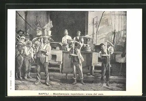 AK Neapel / Napoli, Verkostung der Nudeln bei einer Strassenküche