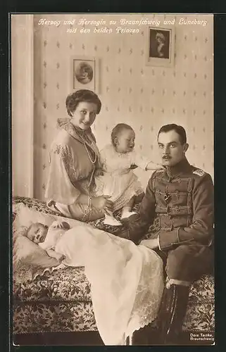 AK Herzog und Herzogin zu Braunschweig und Lüneburg mit den beiden Prinzen