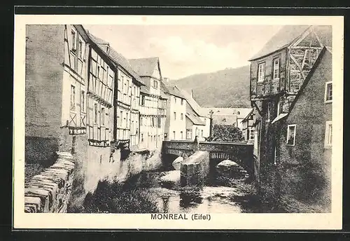 AK Monreal /Eifel, Flusspartie mit Brücke und Fachwerkhäusern