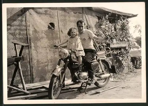 Fotografie Motorrad Hercules, Vater & glückliche Tochter auf Krad sitzend