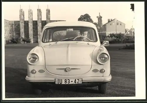 Fotografie Meinetsberger, Berlin-Weissensee, Ansicht Berlin-Weissensee, Auto Trabant 600 an der Radrennbahn Weissensee