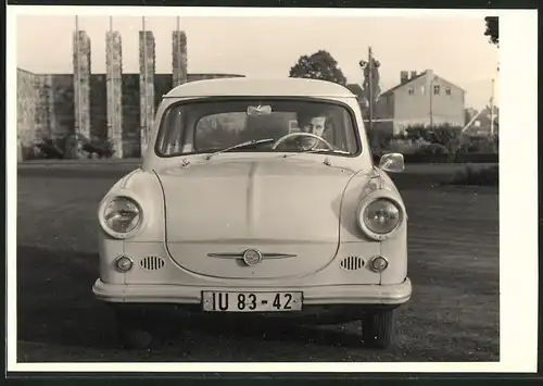 Fotografie Meinetsberger, Berlin-Weissensee, Ansicht Berlin-Weissensee, Auto Trabant 600 an der Radrennbahn Weissensee