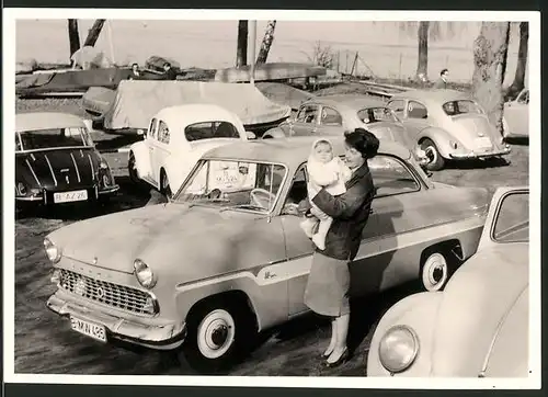 Fotografie Auto Ford Taunus, Mutter mit Baby & PKW mit Kennzeichen Berlin