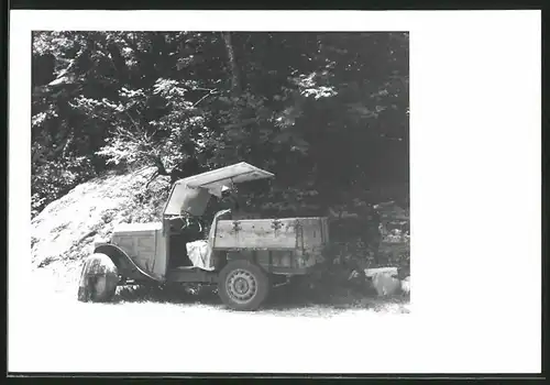 Fotografie Auto Eigenbau, Pritsche mit wackeliger Verdeck-Konstruktion