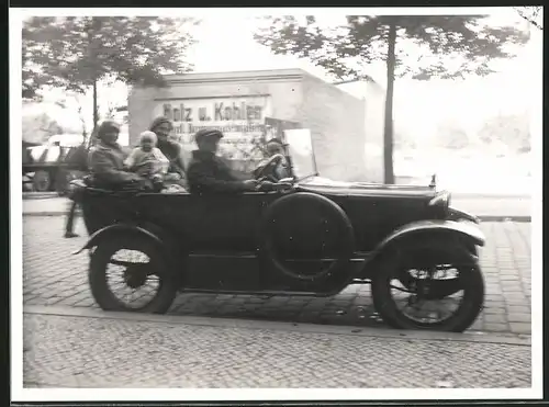 Fotografie Auto Cabrio, Familie bei einer Ausfahrt im offenen PKW