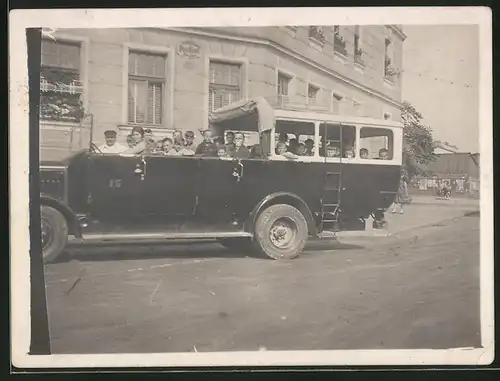 Fotografie Bus, Schulknaben im Reisebus mit Verdeck, Omnibus