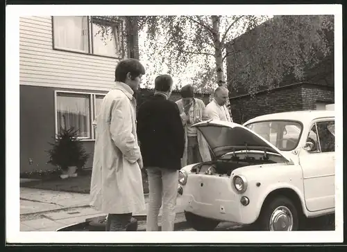 Fotografie Auto Fiat 500, Kaufinteressenten untersuchen PKW