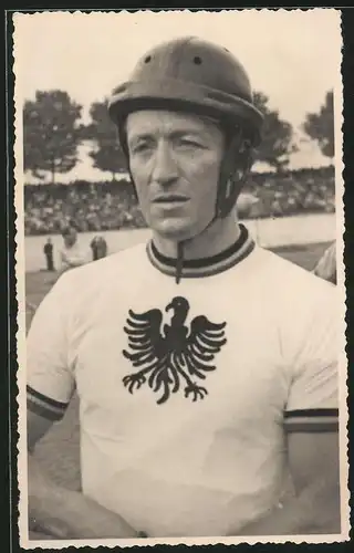 Fotografie Heinz Eichhorn, Berlin-Treptow, Radrennfahrer Walter Lohmann in Neukölln 1949