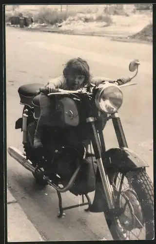 Fotografie Motorrad AWO-425 Sport, Mädchen spielt auf dem Krad 1961