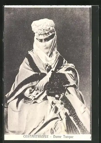AK Türkei, Costantinople, Dame im festlichen Kostüm mit Gesichtsschleier