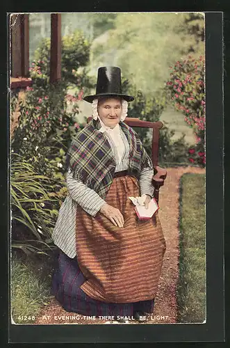 AK Europa, alte Frau in Tracht, at Evening Time there shall be Light