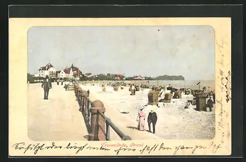 AK Travemünde, Passanten auf der Promenade am Strand