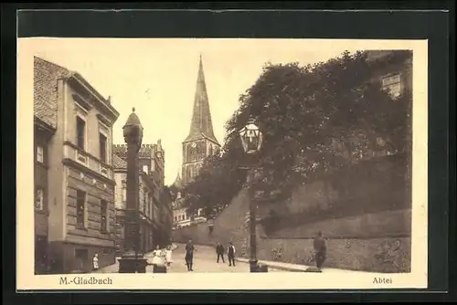 AK M.-Gladbach, Strassenpartie mit Blick zur Kirche