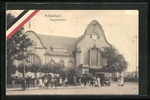 AK M.-Gladbach, Reisende vor dem Bahnhof