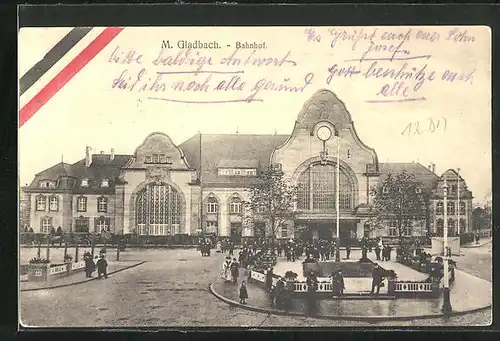 AK M. Gladbach, Passanten vor dem Bahnhof