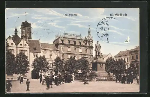 AK M. Gladbach, Spaziergänger am Bismarckdenkmal auf dem Königsplatz