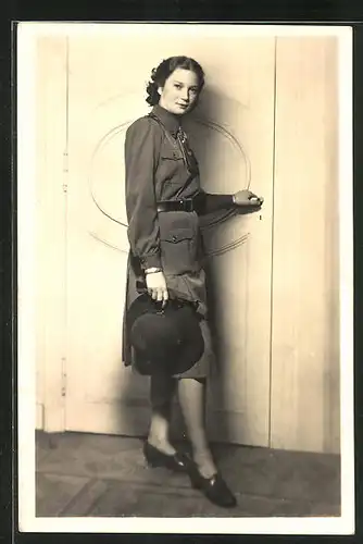 AK S.A.R. la Princesse Josephine Charlotte, die junge Frau an einer Tür gesehen