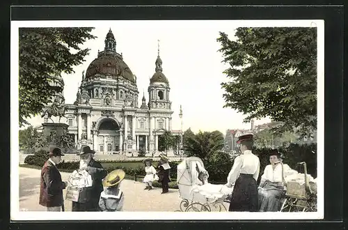 AK Berlin, Fotomontage aus Lustgarten mit Dom und Zeitungsverkäufer