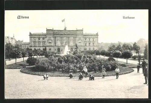 AK Hamburg-Altona, Park mit spielenden Kindern vor dem Rathaus