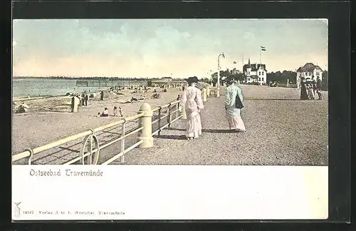 AK Travemünde a.d. Ostsee, auf der Promenade, Passanten am Kurhaus