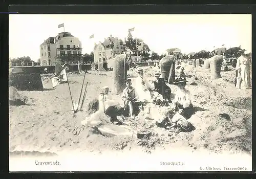 AK Travemünde a.d. Ostsee, eine Familie sitzt am Strand