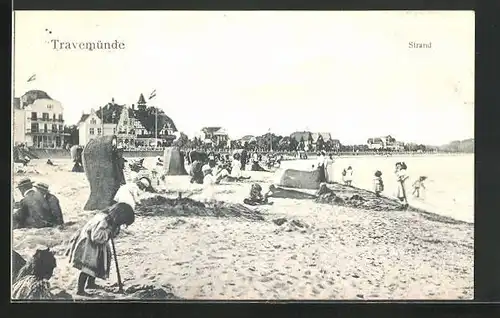 AK Travemünde a. d. Ostsee, Kinder spielen am Strand