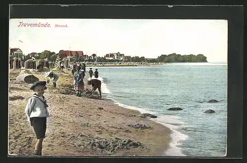 AK Travemünde a. d. Ostsee, Junge am Strand, Blick zum Strand-Hotel