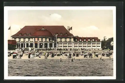 AK Travemünde a. d. Ostsee, Kursaal mit Passanten und 