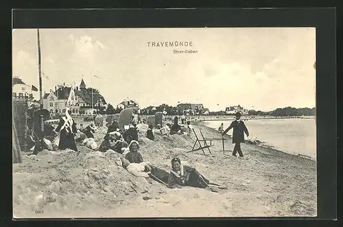 AK Travemünde a. d. Ostsee, Strandleben mit Kindern, Blick zum Hotel
