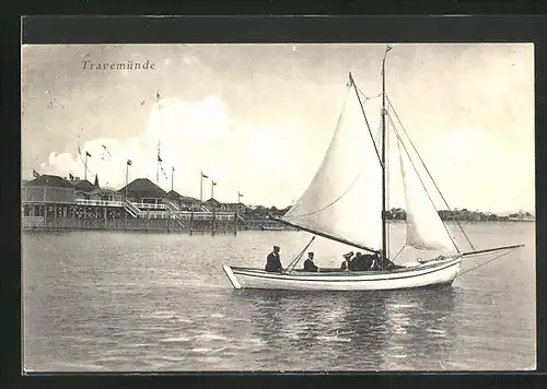 AK Travemünde a. d. Ostsee, Segelschiff mit Blick zum Seebad