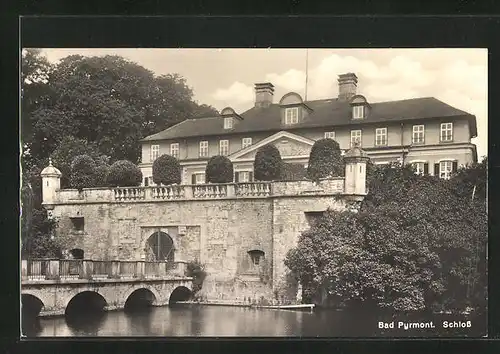 AK Bad Pyrmont, am Graben vor dem Schloss