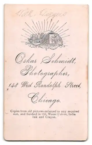 Fotografie Oskar Schmidt, Chicago, 148 West Randolph Street, Mann im Anzug mit Vollbart