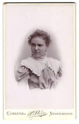 Fotografie P. Stein, Koblenz, Löhrstr. 77, hübsche Frau im Kleid mit Locken
