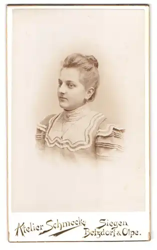 Fotografie Atelier Schmeck, Siegen, Bahnhofstr. 12, Mädchen im Kleid mit Dutt