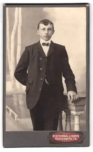 Fotografie R. Ochernal & Sohn, Marienberg / Sachsen, Junger Mann im Anzug mit Taschenuhr und gestylten Haaren