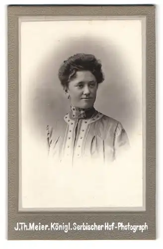 Fotografie J. Th. Meier, Eger, Dame im Kleid mit Föhnfrisur
