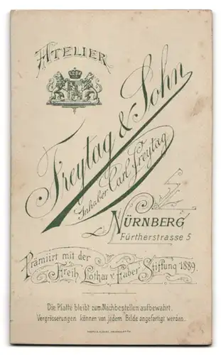 Fotografie Freytag & Sohn, Nürnberg, Fürtherstr. 5, Dame im eleganten Kleid mit kurzen Haaren