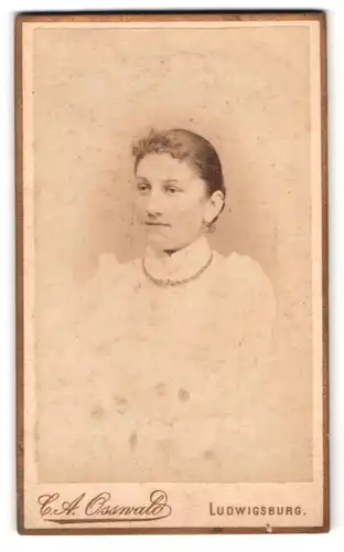 Fotografie C. A. Osswald, Ludwigsburg, Frau im weissen Kleid mit Halskette