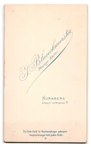 Fotografie J. Blanckmeister, Nürnberg, Laufergasse 11, Dame in eleganter Kleidung mit Ohrringen