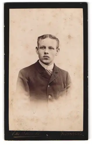 Fotografie Chr. Grandel, Nürnberg, Burgschmitstr. 20, junger Mann im Anzug mit Mittelscheitel