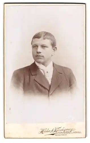 Fotografie Hahn & Kirchgang, Nürnberg, Vestnerthorgraben 47, Mann im Anzug mit kurzen Haaren