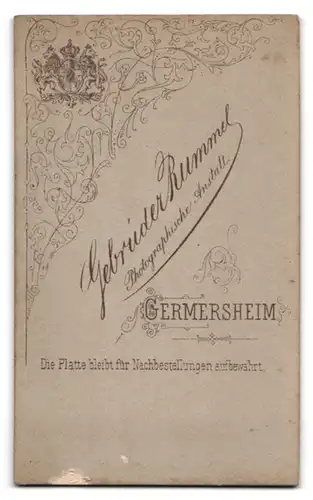 Fotografie Gebrüder Rummel, Germersheim, Dame im eleganten Kleid mit Halskette