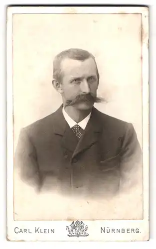 Fotografie Carl Klein, Nürnberg, Mann in eleganter Kleidung mit Oberlippenbart